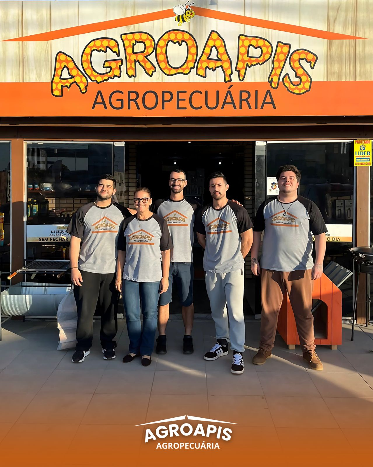 Equipe da Agropecuária Agroapis em frente à loja em Charqueadas
